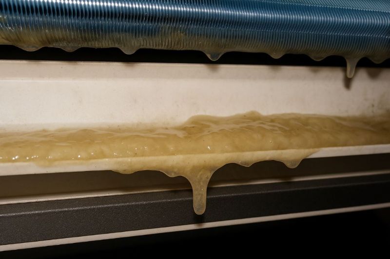 冷氣積水盤的鼻涕狀物質是什麼？原因解析與清潔對策
