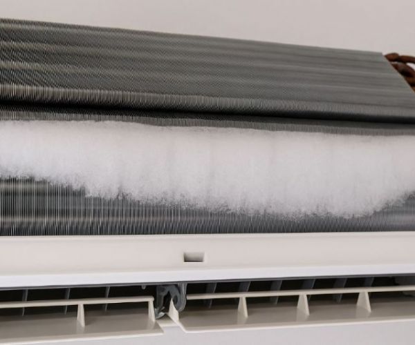 為何冷氣蒸發器會結冰？了解原因與解決方式